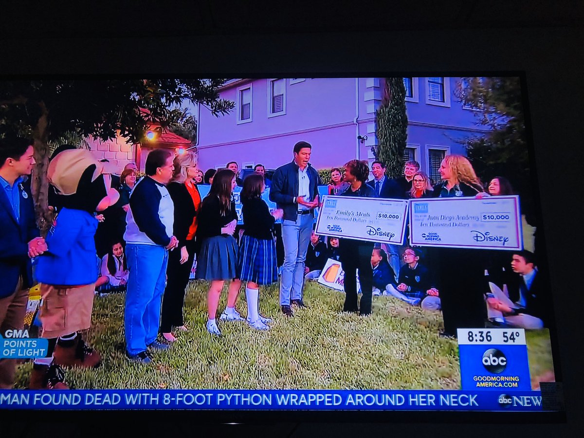 CityofMcAllen's tweet image. Big congrats to the Aguirre Family for winning @GMA/@Disney Volunteer Family of the year! And thanks to the McAllen community for supporting them. 💙
#EmilysMeals #McAllenProud