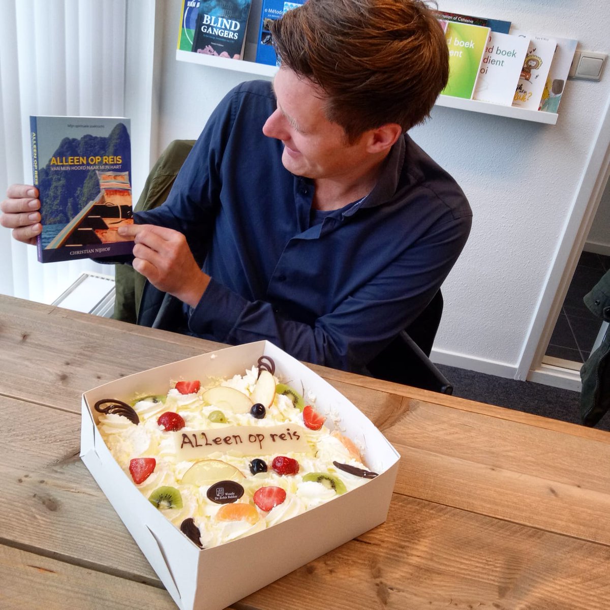 Altijd een bijzonder moment als een auteur het zelf geschreven boek voor het eerst in handen houdt! 
Christian wat heb jij een mooi boek én een mooie missie. Fijn dat we jou hierbij mogen helpen! 🍀