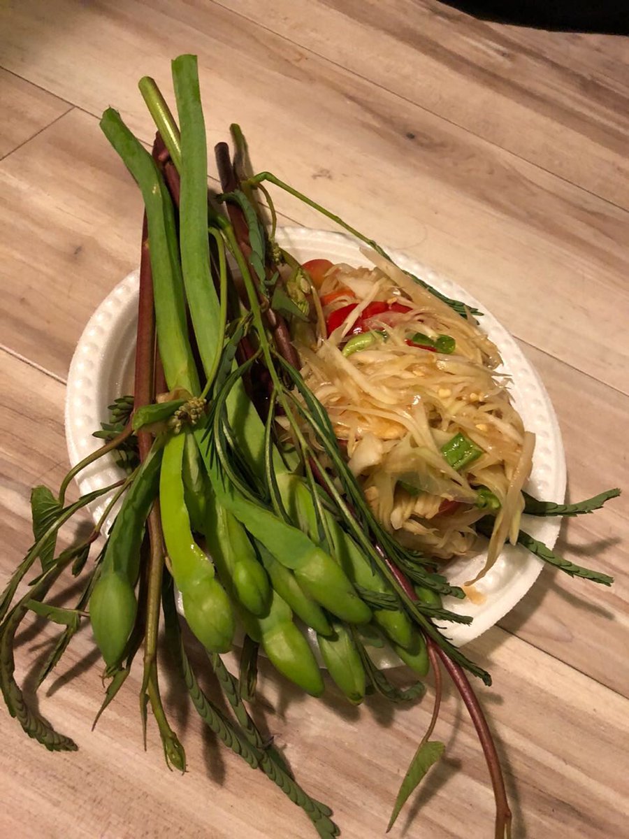 mad_imat's tweet photo. @arieparikesit Di Pattaya, yg jual gerobakan,lengkap dgn lalap genjer dan dedaunan yg ga tau apa.. pedes n seger.. kemecer 🤤 https://t.co/Wjbby0r9b4