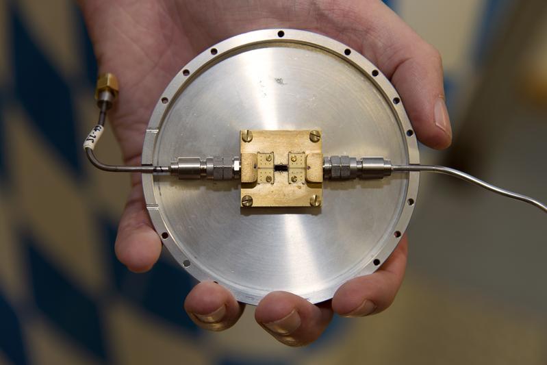 nanobay_'s tweet photo. An international team headed by physicists @TU_Muenchen has, for the first time ever, experimentally implemented secure quantum communication in the microwave band in a local quantum network.
https://t.co/rnaPtTbg5r https://t.co/Z6BNDb86ku