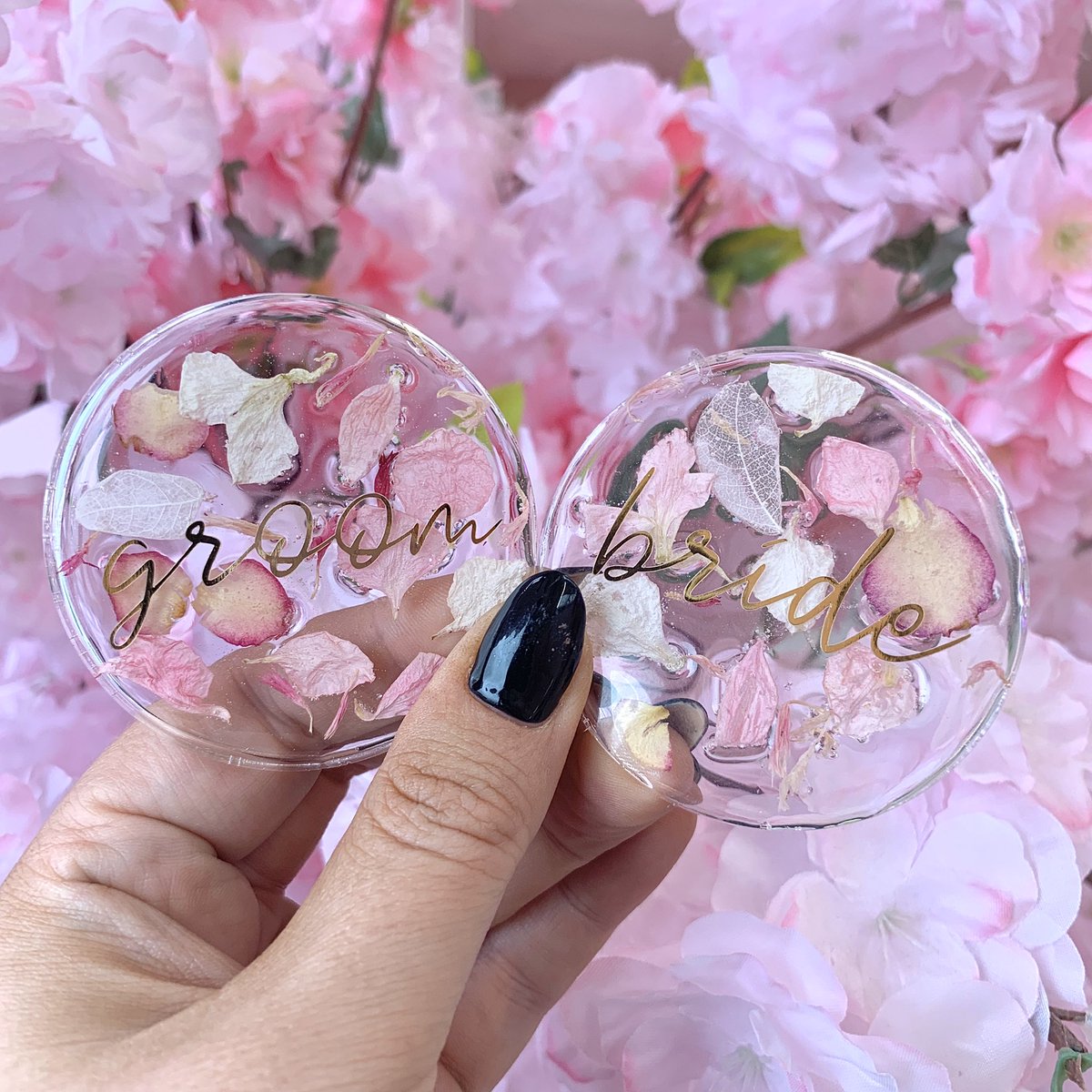 Our pretty petal place names are getting lots of love! £2.00 each. Personalise with names and they make a lovely keepsake for guests 🌸 dollzconfetti.co.uk/product/confet… #wedding #weddingideas #weddinginspiration #placenames #weddingplacenames #weddingdecor