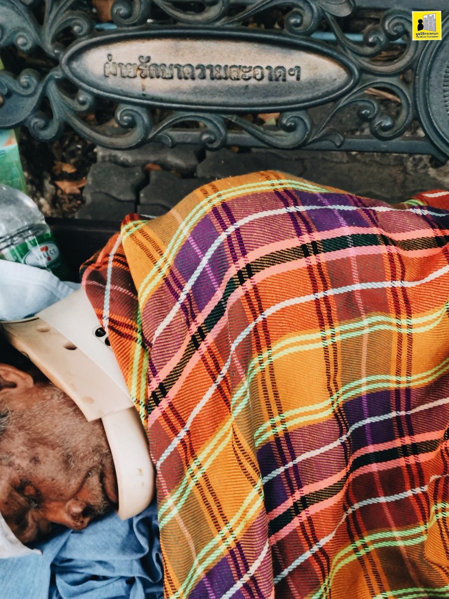 ถูกรถชนเข้ารพ.​ รพ.ดูแลไม่ถึง24ชม.เพราะไม่มีบัตรไม่มีชื่อแซ่นามสกุล​ รถพยาบาล​ส่งมาให้นอนป้ายรถเมล์​ อาการเริ่มทรุด​ในวันอากาศ​หนาวของกรุงเทพฯ​ มันคือLong cold winter​ของคนจน​ ความเหน็บหนาวอันยาวนานจากระบบดูแลสุขภาพ​คน