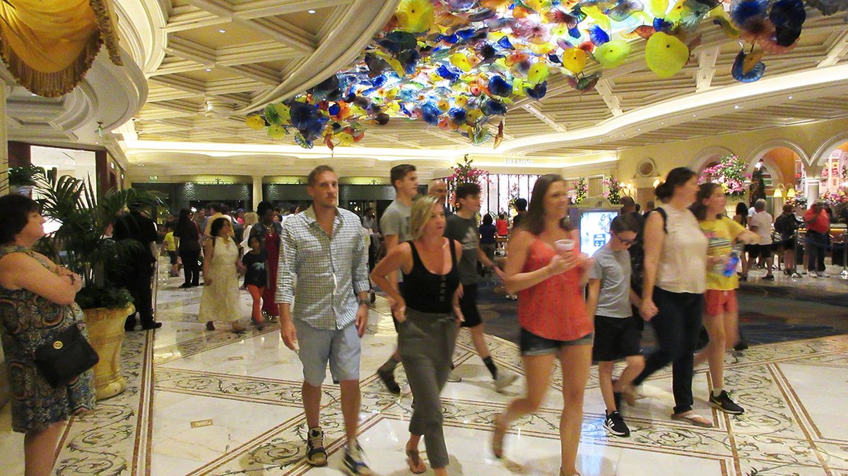 TRU_Lab's tweet image. Experience of #urbanform is the product of #humanlabor, part 1:  Ever wonder why #urbanspaces like the #BellagioHotelandCasino lobby in #LasVegas is always so bright and clean, even though thousands of visitors pass through it every day?  bit.ly/2P8QGv6  Stay tuned . . .
