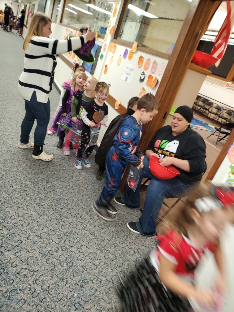 LyonsTeamUPK's tweet photo. Mrs. Cooney's UPK class trick-or-treating for Halloween @LyonsSchool 🎃 https://t.co/cxyUgokayc