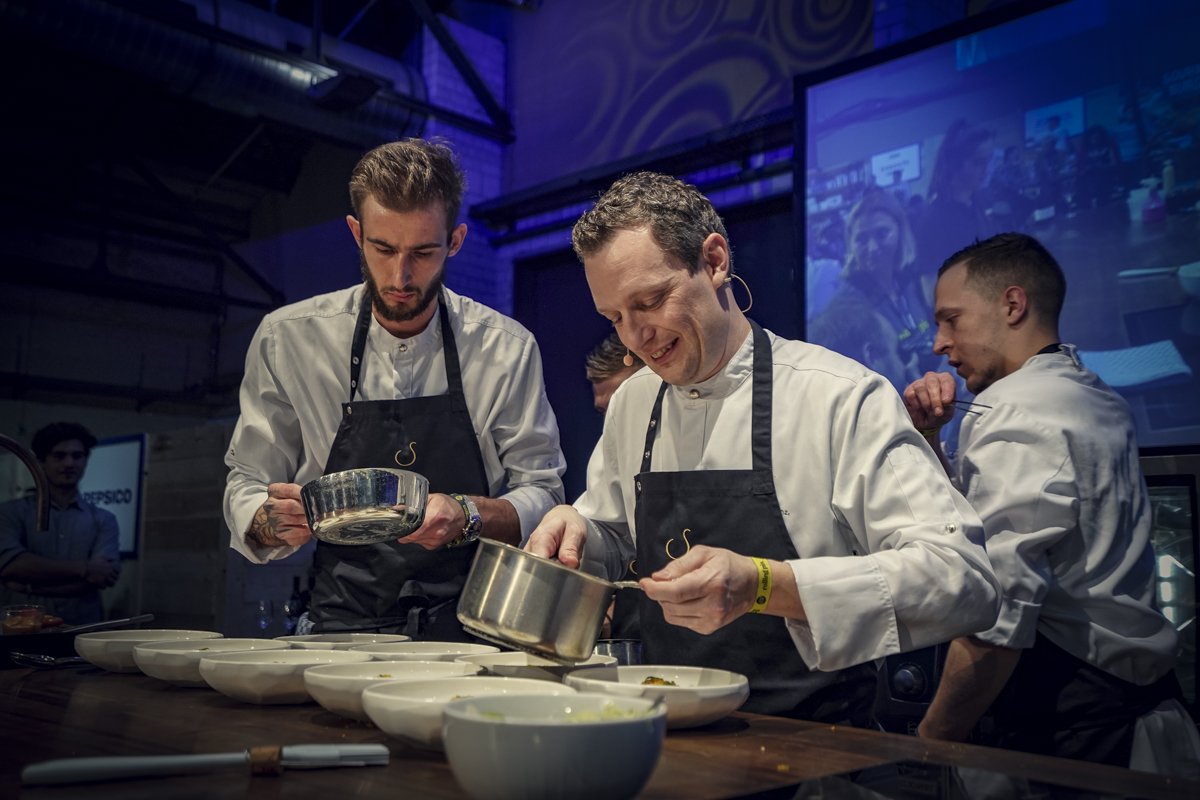 rakporcelaineu's tweet photo. #MerciChefs! Our Friday social awareness approach follows #chefs who inspire us and empower our community. Today’s #shoutout goes to Star Chef Thomas Schanz, here at #ChefDays 2019, Berlin.
🍽️ #plates from our collection Epic 👉 https://t.co/CPfjJ5BThF https://t.co/t2WQcydYAd
