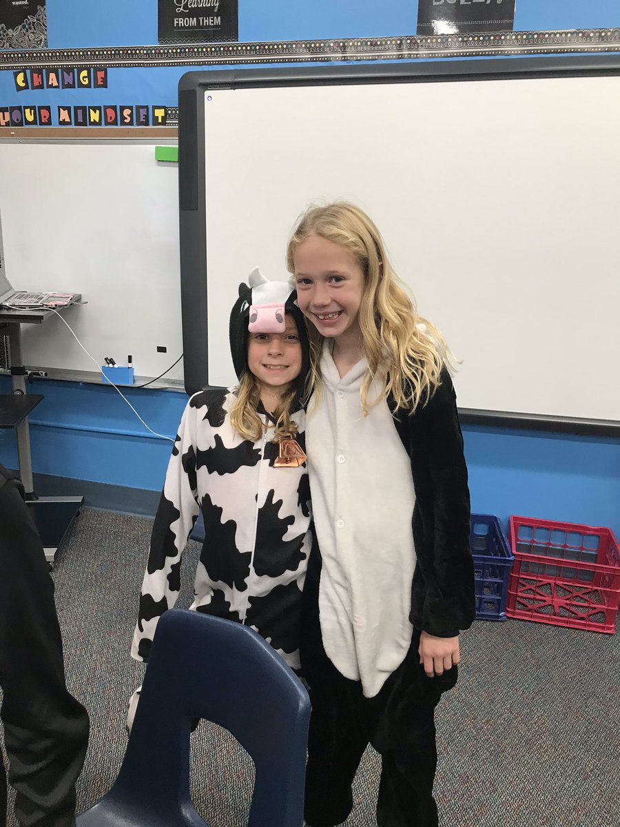 Lesniewiczd70's tweet photo. We had a wonderful time at our Halloween Party! #D70Raptors #d70shinyapple https://t.co/KhV5MuE6B9