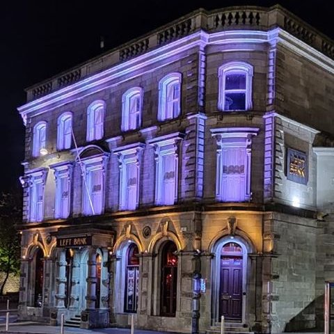 Left Bank at night 🙌🏼#lifebegginsatnight #leftbank #beautifulbuildings #cocktails #nightlights