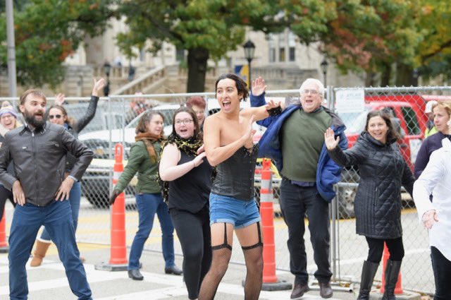 PittTweet's tweet image. We had a blast celebrating Pitt’s Year of Creativity on the first day of the Bigelow Blvd closure with a pop-up Time Warp! Thanks to everyone who participated! #PittCreates #H2P 🎉💙💛