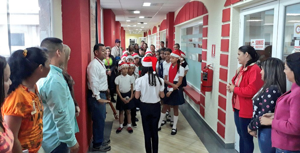 Faja_Patriota's tweet photo. #SomosGenteDePaz ☆ Con alegría y felicidad los niños y niñas de la coral de voces de la U.E "El Tigre" PDVSA llevaron aguinaldos y parrandas a los trabajadores de la @Faja_Patriota en el edificio del Órgano Superior Faja
@NicolasMaduro
@MQuevedoF
@BoscanEvenin 
@VillegasPoljak https://t.co/RYOEvG0y1d