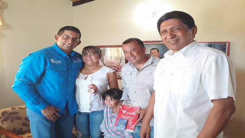 ConElMazoDando's tweet photo. ¡Justicia! Entregan 35 viviendas a víctimas de estafa inmobiliaria en Barinas https://t.co/VOev16Kq6r  #PueblosLibresEnVictoria https://t.co/kM8opARvCn