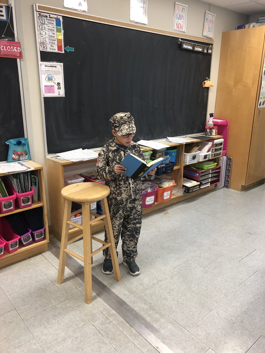 teach2reach_'s tweet photo. A few students really wanted to come up and read a section of our class read aloud Wonder! Awesome job &amp; great practice of our reading strategies 🤩@SMCDSB_SCH https://t.co/sGZ6rLteia