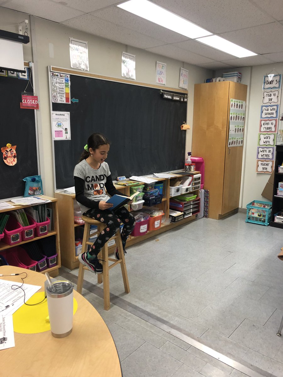 teach2reach_'s tweet photo. A few students really wanted to come up and read a section of our class read aloud Wonder! Awesome job &amp; great practice of our reading strategies 🤩@SMCDSB_SCH https://t.co/sGZ6rLteia
