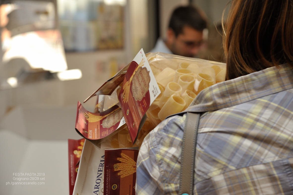 afeltrapasta's tweet photo. Scatti rubati alla festa della pasta. #scattirubati #festadellapasta #gentefelice #gentesoddisfatta #pastadigragnano #maccaroneriagragnano #pastaafeltra #conafeltranonsbaglimai @PastaIGP @EatalyLA @EatalyFlatiron @EatalyDowntown @EatalyChicago @EatalyBoston @EatalyToronto https://t.co/pd0rVSuvzE
