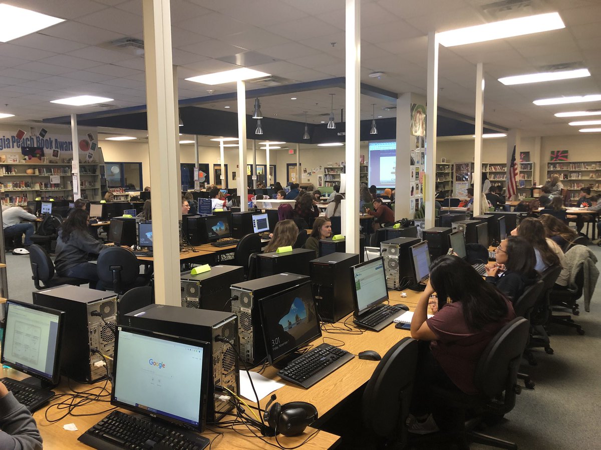 NHSBruinLibrary's tweet image. It’s a packed house this afternoon. #LearningCommons #Librariesforeveryone #OneWhitfieldReads