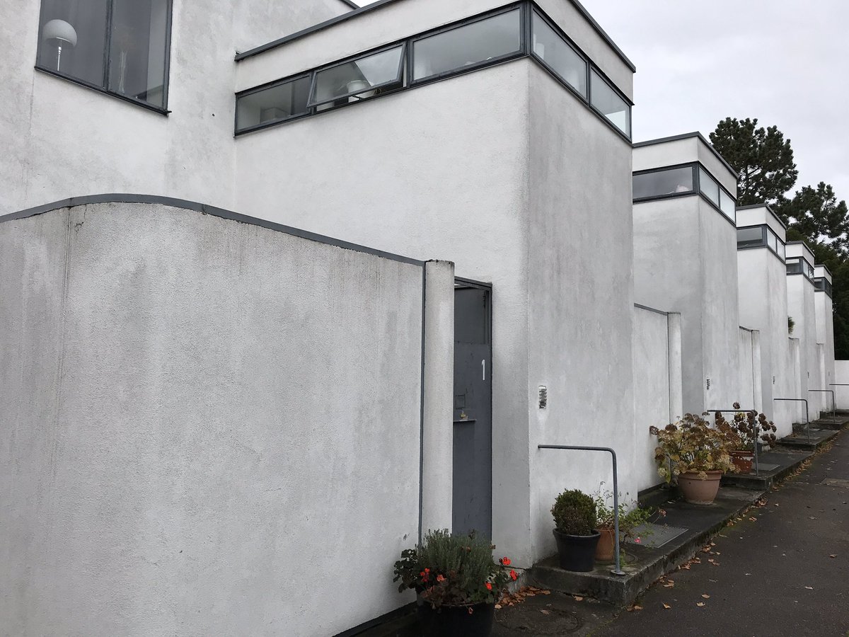 esdert's tweet photo. De woningen van J.J.P. Oud in de Weissenhofsiedlung in Stuttgart vandaag. #destijl #ludwigmiesvanderrohe #lecorbusier #martstam #deutschewerkbund #nieuwebouwen #jjpoud https://t.co/Rx1RYmks46