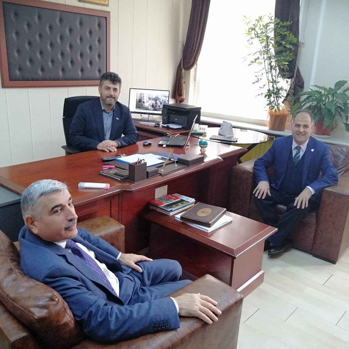 Il milli Eğitim Müdür Yardımcısı Faik Kaptan ve ilçe milli eğitim müdürümüz Mucip Kına okulumuzda görevine yeni başlayan kıymetli okul müdürümüz Turan ÖZTÜRK beyefendiye nezaket ziyaretinde bulunarak hayırlı uğurlu olsun temennilerinde bulundular. Hoşgeldiler,safalar getirdiler.