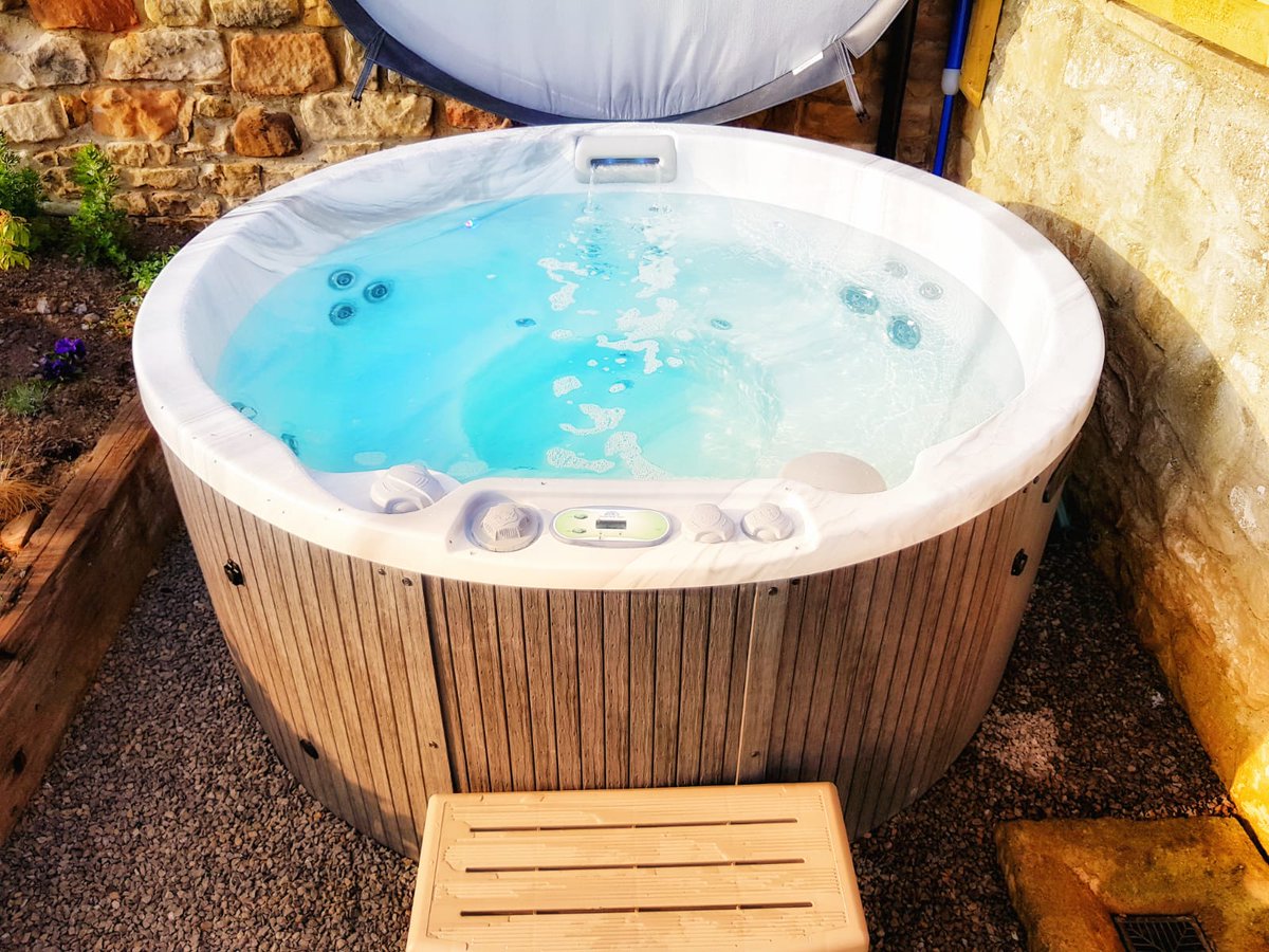 premiercottages's tweet photo. .@MillGranary sleep 7 &amp; 8 in two cottages in Durham. Northern England's most beautiful scenery and historic sites are close by, as well as a walkable pub, and a two Michelin-starred restaurant. 'The Mill Granary' even has a private hot tub! ind out more: https://t.co/bqobb7m82A https://t.co/f2708KGHHL