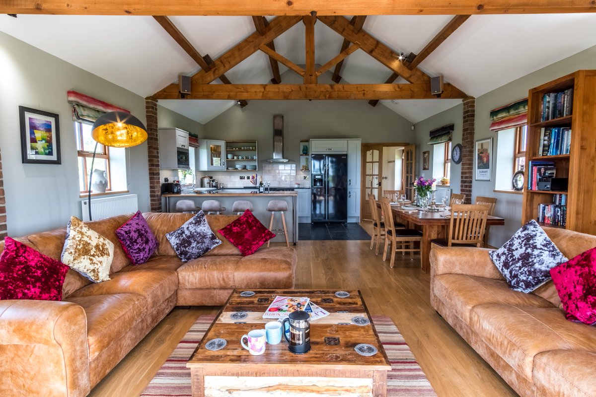 premiercottages's tweet photo. .@MillGranary sleep 7 &amp; 8 in two cottages in Durham. Northern England's most beautiful scenery and historic sites are close by, as well as a walkable pub, and a two Michelin-starred restaurant. 'The Mill Granary' even has a private hot tub! ind out more: https://t.co/bqobb7m82A https://t.co/f2708KGHHL