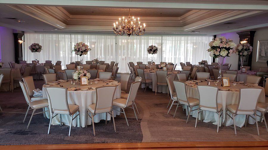 Happy Friday! ✨ We truly enjoyed this wedding season and we hope everyone has a great weekend! 💚