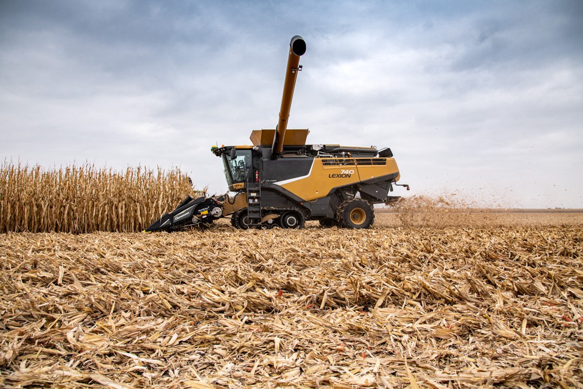 rthul's tweet photo. I was with @jwolf7447 earlier this week in central Illinois and Eric from @dollyfarms was nice enough to let us get some pictures and video while they were working hard in the field. #harvest2019 #geringhoff https://t.co/SfUlOO11fY