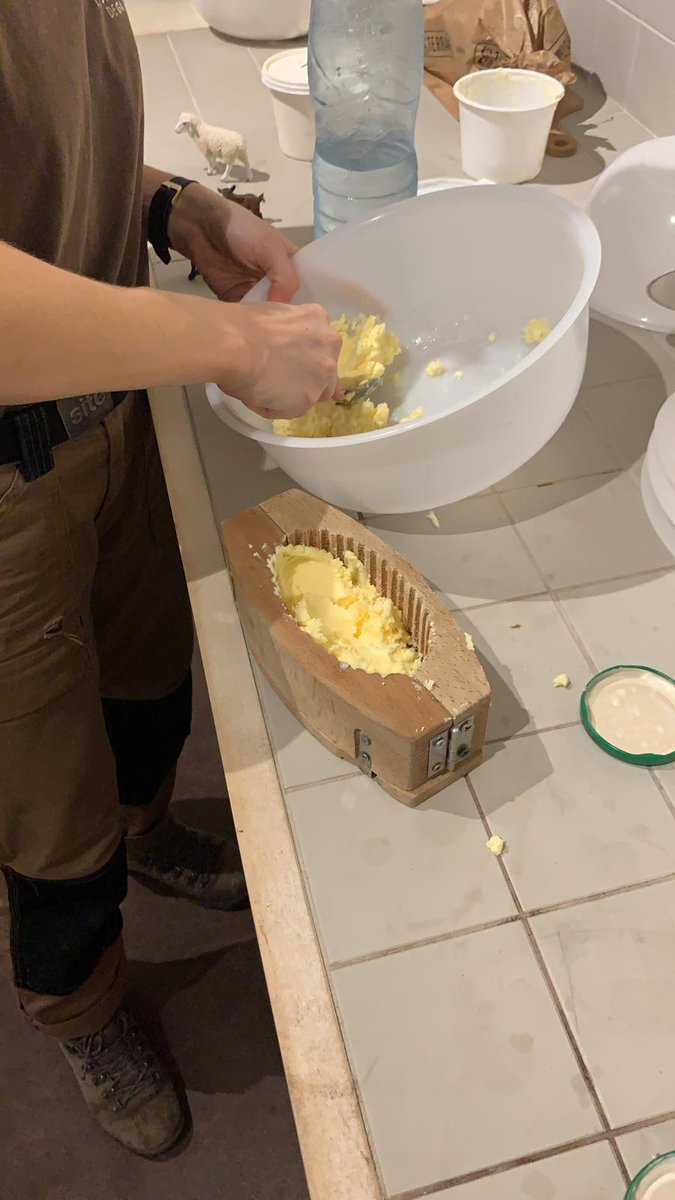 LesZalphabus's tweet photo. La ferme ouverte de Saint Denis a accueilli lundi après midi 2 groupes d'enfants pour 2 superbes ateliers : fabrication de beurre et de papier !
Nos 3/ 6 ans ont pu déguster leur beurre et les plus grands ont pu réaliser toutes les étapes de la fabrication de papier ! https://t.co/8Yt49EakDV