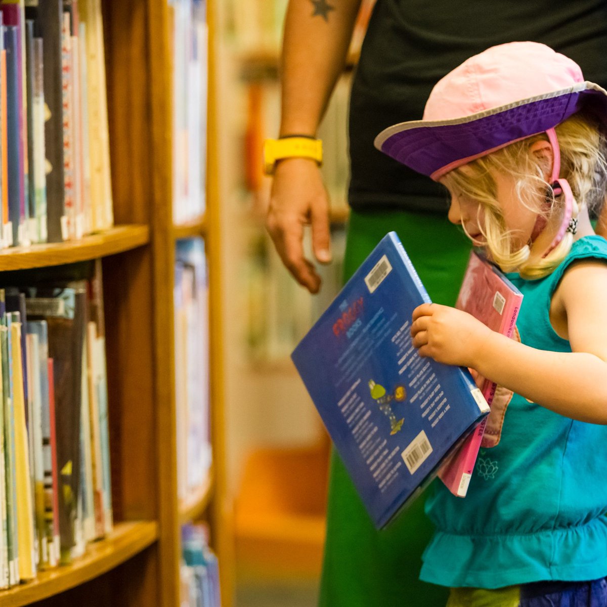 boisepublib's tweet photo. Registration for Dinner and a Book is now open! 🤗🍕🍦📚 Click here to register: https://t.co/GJO2DwmfIL #IdahoFamilyReadingWeek #ICFL #BoisePublicLibrary #Boise #DinnerandaBook https://t.co/ExNiDCUALg