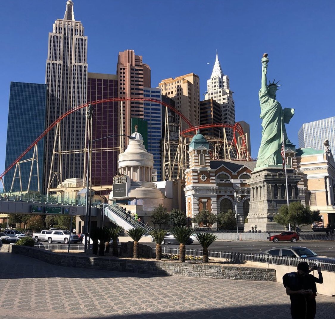 2323Jowell's tweet photo. Living my best Vegas.... https://t.co/OwLEAm0D3h