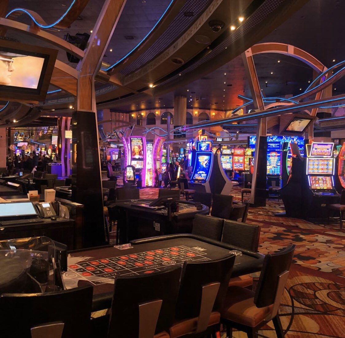 2323Jowell's tweet photo. Living my best Vegas.... https://t.co/OwLEAm0D3h