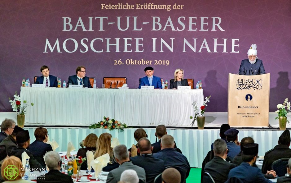 pressahmadiyya's tweet photo. "Focus on the commonalities that unite us, as opposed to the differences we have"

Head of Ahmadiyya Muslim Community inaugurated a new Mosque in Nahe, Germany and spoke about the need for unity within society.

https://t.co/4E9uHkuJWN https://t.co/aREd4nVQkC