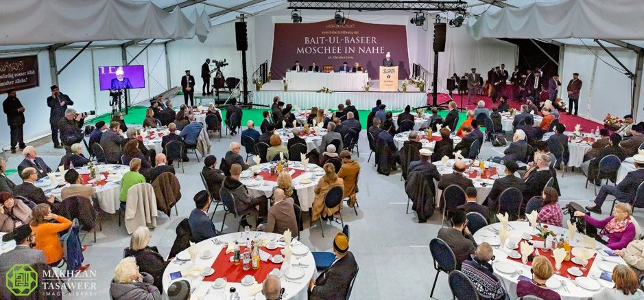 pressahmadiyya's tweet photo. "Focus on the commonalities that unite us, as opposed to the differences we have"

Head of Ahmadiyya Muslim Community inaugurated a new Mosque in Nahe, Germany and spoke about the need for unity within society.

https://t.co/4E9uHkuJWN https://t.co/aREd4nVQkC
