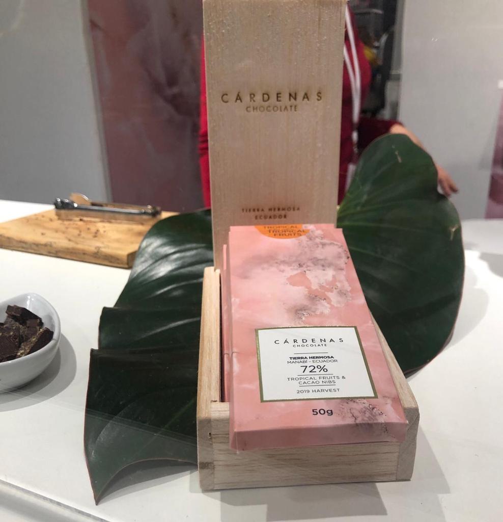Leoorlandoa's tweet photo. Con mucho entusiasmo quiero contarles que estamos participando con una delegación en el “Salón del Chocolate París 2019”, uno de los eventos más grandes del mundo dedicado a este producto y donde se está promoviendo el Cacao Fino Aroma de Manabí. https://t.co/EPaUpYM592