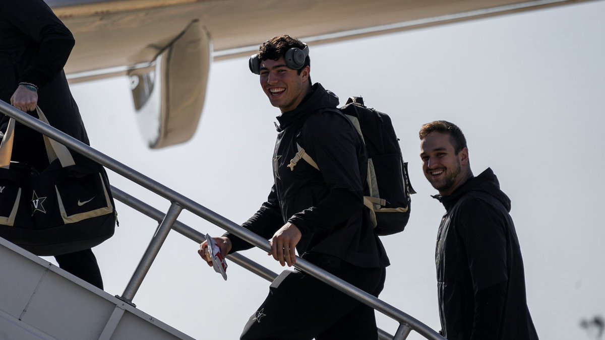 VandyFootball's tweet photo. Take flight. ✈️ 

Dores are off to South Carolina. 

#RTI | #AnchorDown https://t.co/zV7OurrKzf