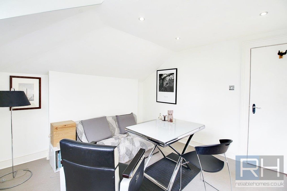 ReliableHomesEA's tweet photo. ๐จ๐จNEW PROPERTY ALERT๐จ๐จ Bright and spacious 2 bed top floor flat on High Street, N8 to let ๐ โ๏ธ
#reliablehomes #crouchend #propertytolet #2bedflat #newproperty #spacious #bright #highstreet #tolet https://t.co/YXqzs149nJ