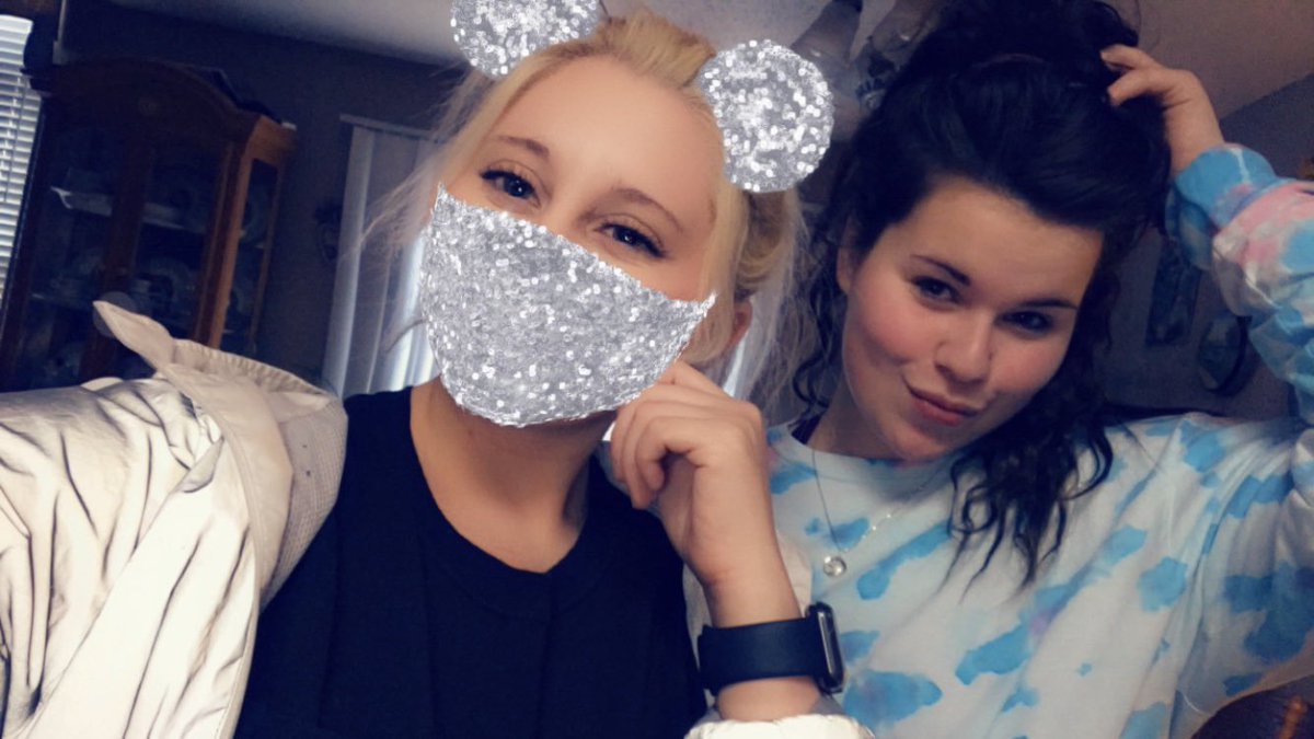 rebeccccalanham's tweet image. I promise to always be there, I promise when we get old we still will be best friends. Over the years we have grown together. You are my best friend but also my sister. I love you so much and I’m so glad to have you 🥺❤️ happy birthday best friend 😭❤️ ilysm