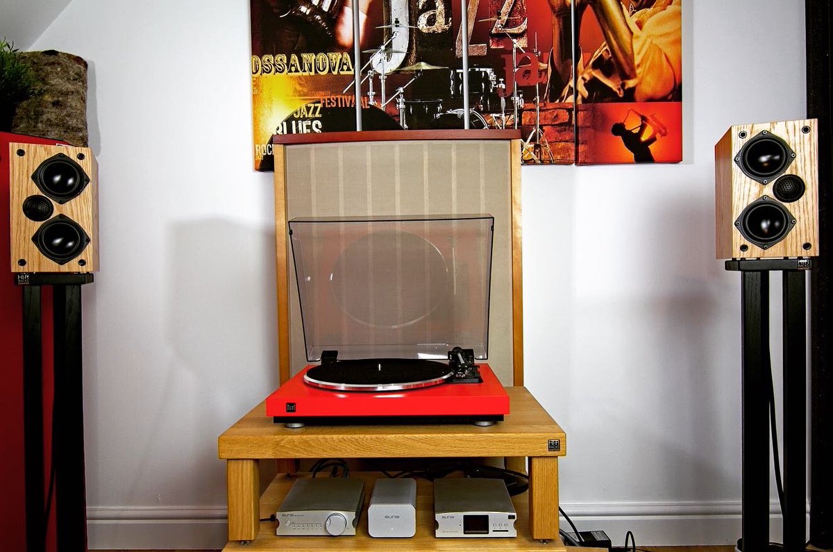 HiFiRacksLtd's tweet photo. Loving this snap by @decentaudio of a red #Dual CS440 + @AudioTechnicaUK cartridge in the Eden showroom with @auneaudio on a solid oak #PodiumReference. Framed by two @ophidianaudio Mojo Bookshelf Speakers on solid oak #PodiumSlimline speaker stands in a Black Satin finish! https://t.co/wgXZdlOaSr