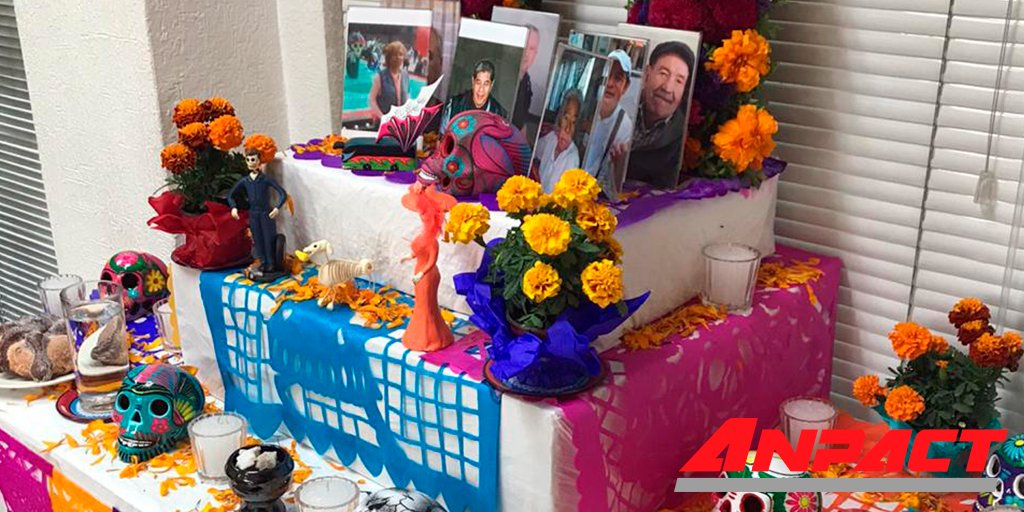 Anpact's tweet photo. En ANPACT ya colocamos nuestro altar para conmemorar a nuestros seres queridos que ya no están entre nosotros. ¡Orgullosos de nuestras tradiciones! #DiaDeTodosLosSantos https://t.co/uOzMCgKQd6