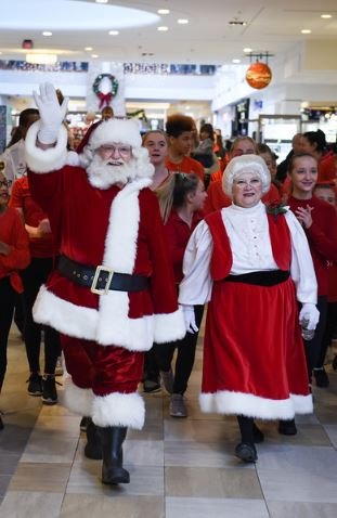 ColonieCenterNY's tweet photo. Guess who’s coming to town next Saturday, November 9th🎅🏻? #CometoColonie and join @mvphealthcare in welcoming Mr. and Mrs. Claus 🎄! Stay tuned for a sneak peek of how #Santa will arrive and kick off this #holiday season☃️! https://t.co/o00RjH7JRK