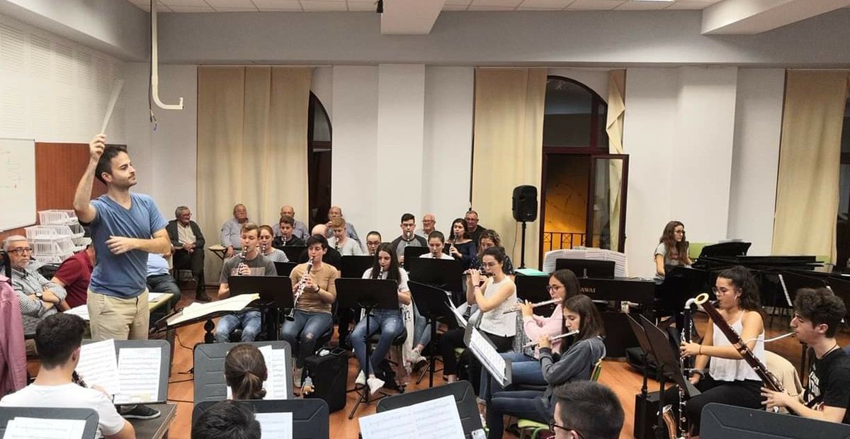 UMG_Godelleta's tweet photo. Últimos preparativos para el certamen de mañana. Ánimo a todos. Os esperamos para que nos animéis en el Palau de les Arts a las 16.30h 🎶 https://t.co/pFIr7HfQsq