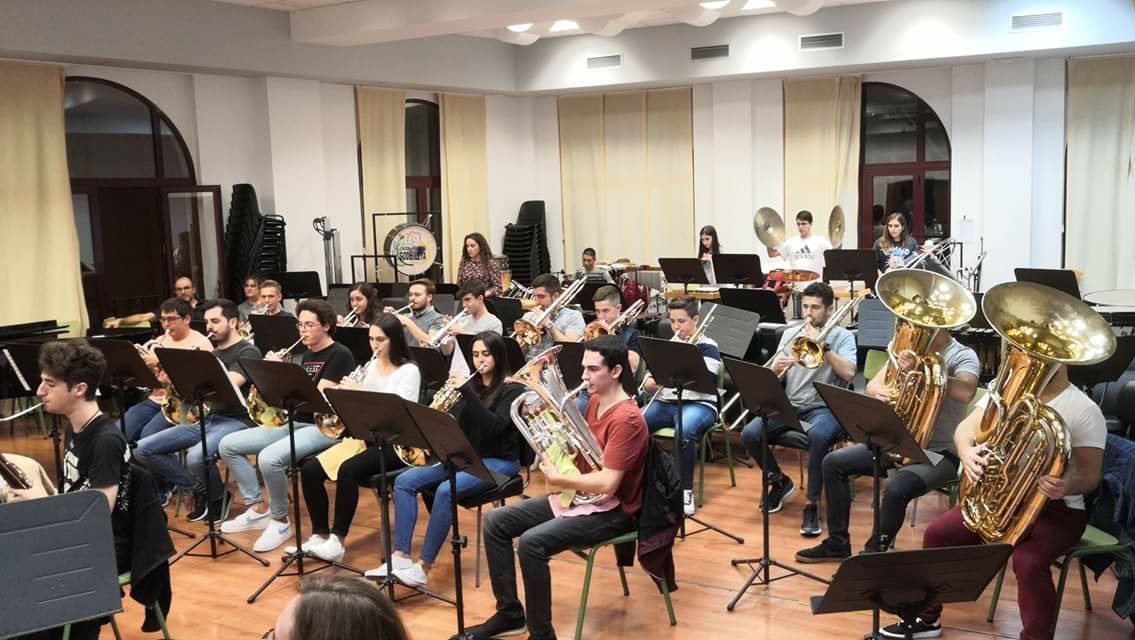 UMG_Godelleta's tweet photo. Últimos preparativos para el certamen de mañana. Ánimo a todos. Os esperamos para que nos animéis en el Palau de les Arts a las 16.30h 🎶 https://t.co/pFIr7HfQsq