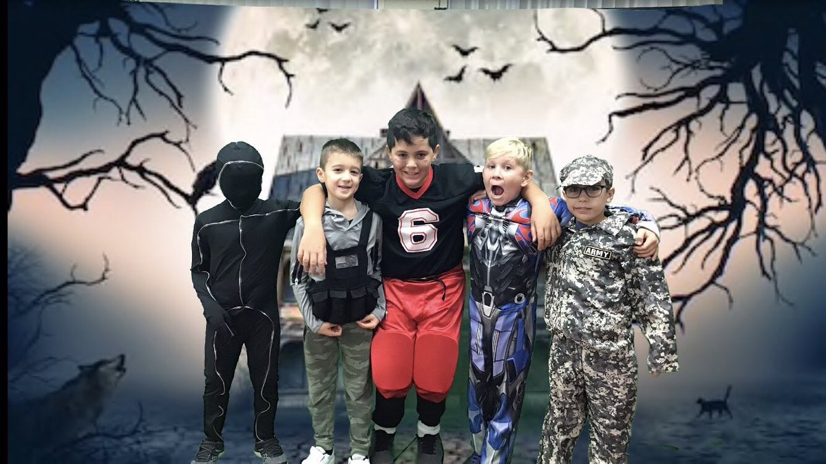 teach2reach_'s tweet photo. Happy Halloween from the grade 3 &amp; 4s! @SMCDSB_SCH https://t.co/gGtwN3Dg7R