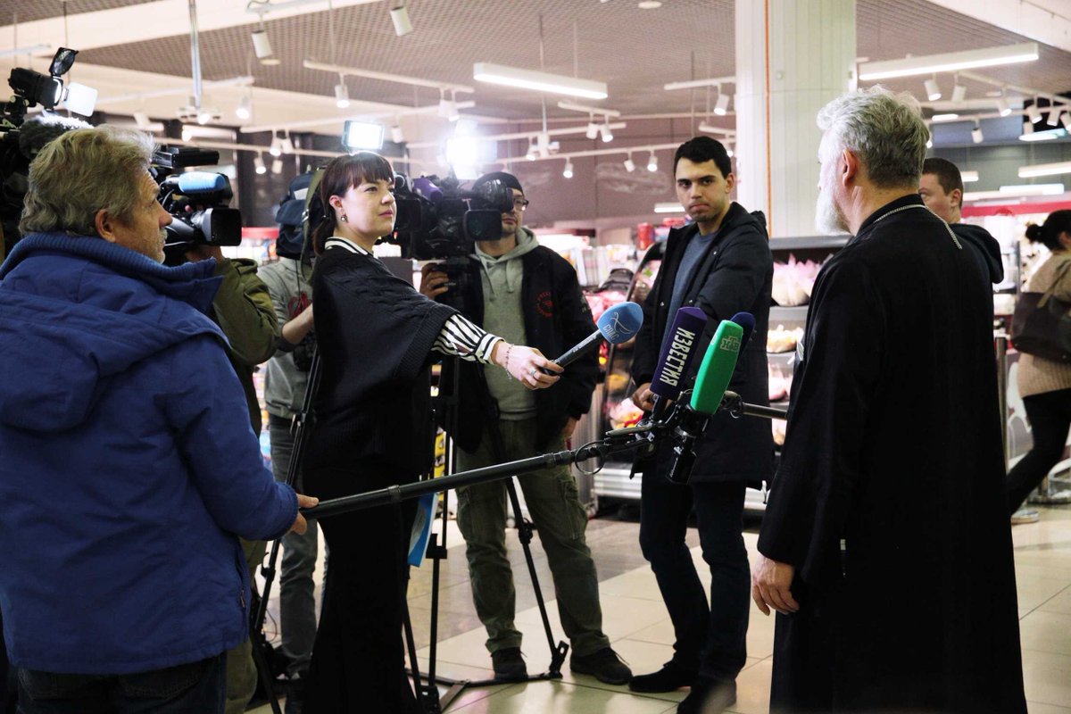 CLevalois's tweet photo. Arrivée aujourd'hui à #Moscou de la délégation de l'#Archevêché des églises orthodoxes russes en Europe occidentale. Photographie : le P. Jivko #Panev, directeur d'@Orthodoxie_com est interrogé par la presse russe à l'aéroport. Source : https://t.co/4EdrCjTMUP - #orthodoxie https://t.co/lfybEq9eN2