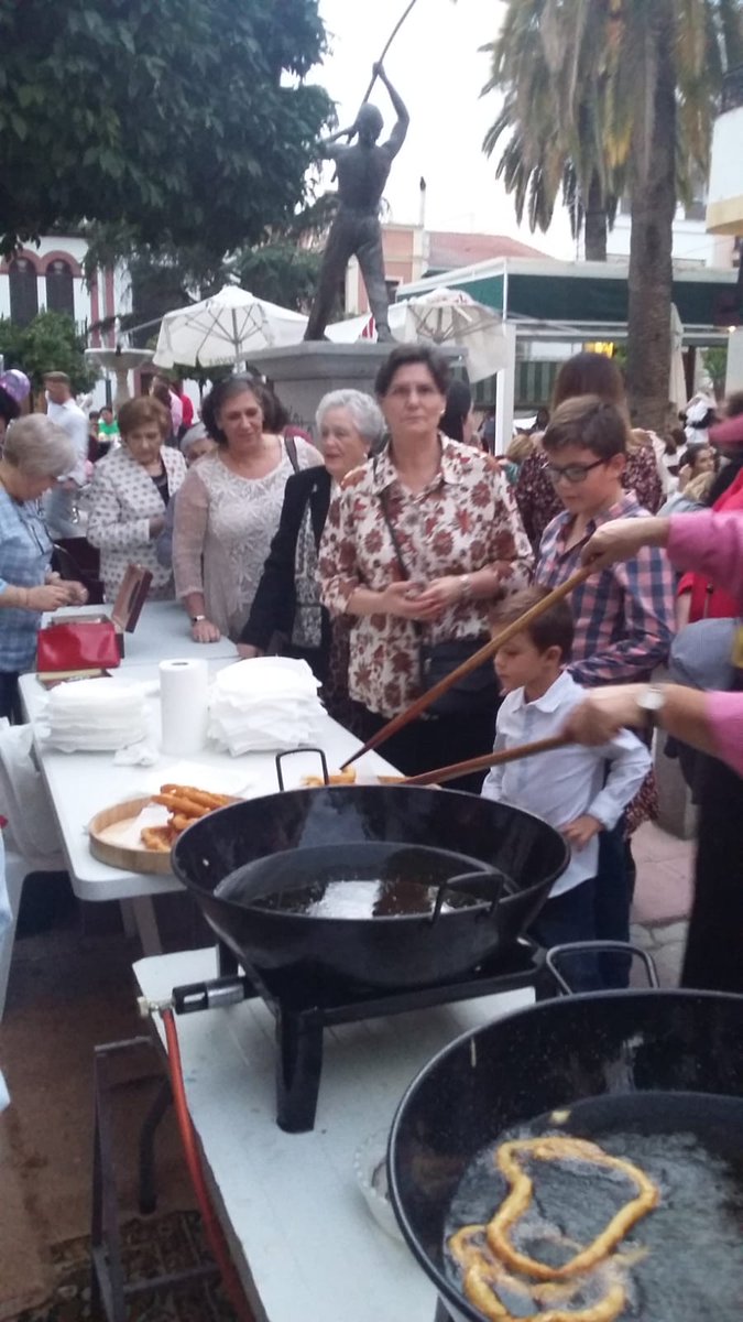 DDMCordoba's tweet photo. Nueva Carteya está de celebraciones desde ayer. Podéis ver fotos de chocolate, churros y gachas a beneficio del Domund.
#MME #MesMisioneroExtraordinario #domund #domund2019 #OctubreMisionero #cadenadebondades #domundextraordinario @diocesiscordoba @OMP_ES https://t.co/T9zrkmUTnm