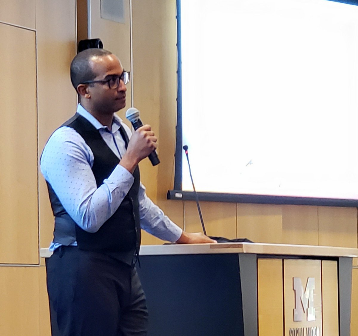 LaurenSlagter's tweet image. &quot;There are no simple observers...Each one of us is an agent of change&quot; -@dorianwarren of @communitychange.  He noted the importance of grassroots organizing to change the balance of power &amp;amp; alleviate poverty at today&apos;s event from #PovertySolutions &amp;amp; @umichncid