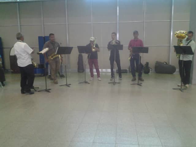 baer_ve's tweet photo. #Entérate | #1Nov ¡Llegaron las Navidades Felices! Inició la época más bonita del año en las oficinas de @BAERVenezuela y el personal de nuestra institución se sumó a las navidades felices con música y alegría en los sitios de trabajo del @Aeropuertobna #SomosGenteDePaz https://t.co/di1kN7u0gn