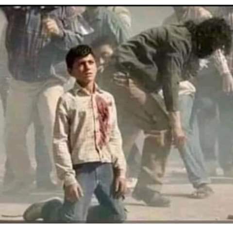 من ساحة الكرامه --- ساحة التحرير في بغداد السلام ----

وكأن هذا الطفل وهو يلفظ أنفاسه الأخيره وهو يخاطب القاتل بقول الشاعر العراقي

الكبير محمد مهدي الجواهري ------------------------------

سل مضجعيك يبن الزنا ---- أأنت العراقي أم أنا --- نحن شعب لايموت --- ✌✌✌
-✌- Rasha -✌