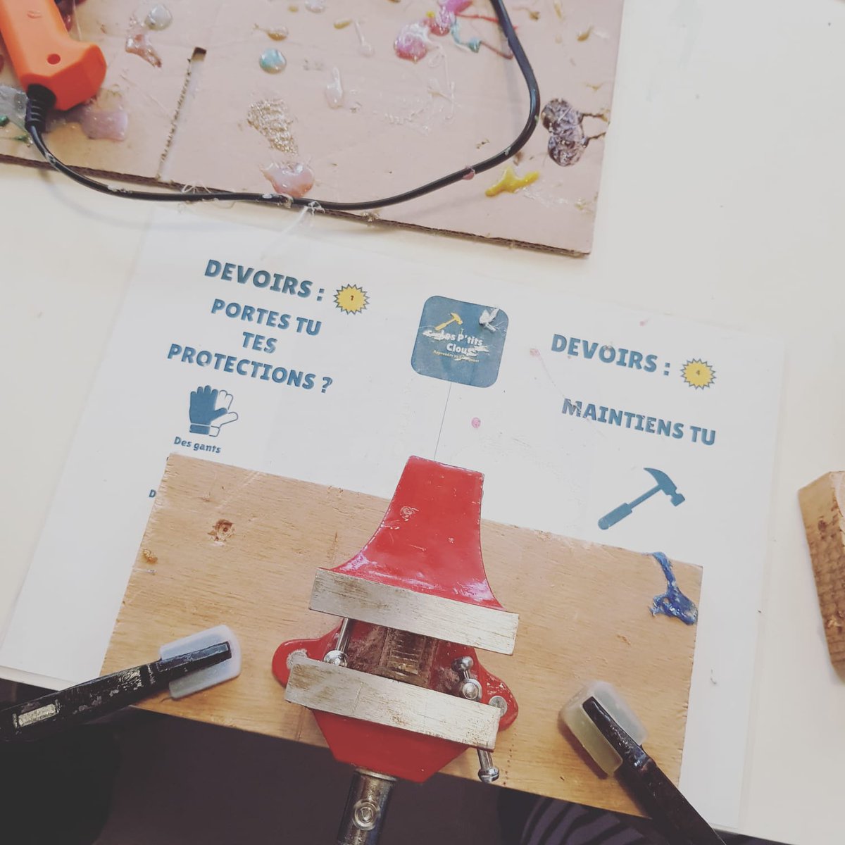 LesZalphabus's tweet photo. Hier 4 ateliers pour les Zalphabus avec les Ptits Clous !
Les enfants ont fabriqué un robot personnalisé : ils ont scié, percé, poncé, collé et tout cela avec de vrais outils d'adulte 💪🏽 https://t.co/hRqaTBqy4i