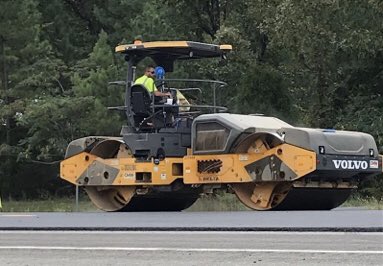 DeltaCompanies's tweet photo. This is how we
compact the mix,
compact the mix,
compact the mix.
This is how we
compact the mix
so early in the morning!
#AsphaltPerforms #SmoothRide #AsphaltPaving #Drivability
@MoAsphalt @IllinoisAsphalt @AAPA_AR @NAPATweets @asphaltroads @apa_djs #DeltaCos #QuietRide https://t.co/vKRrs5BZf8