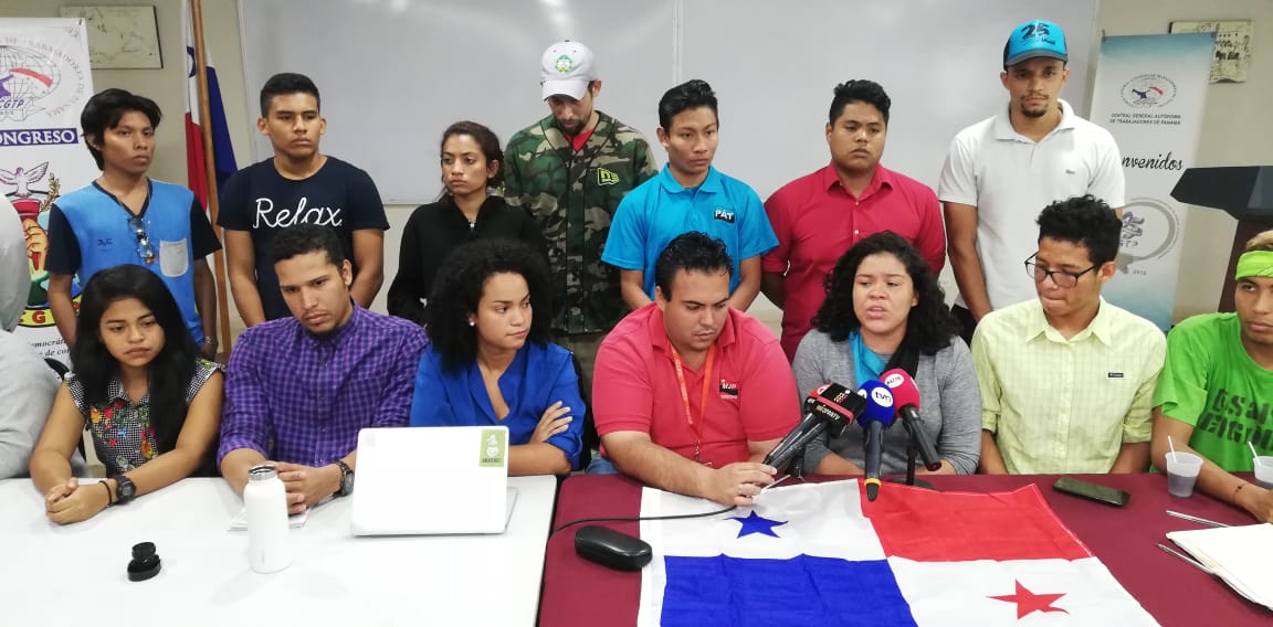 tvnnoticias's tweet photo. En conferencia de prensa, estudiantes universitarios manifiestan que rechazan las reformas constitucionales; así como la agresión de las autoridades. #NoticiasTVN https://t.co/bNHlHqD1AL