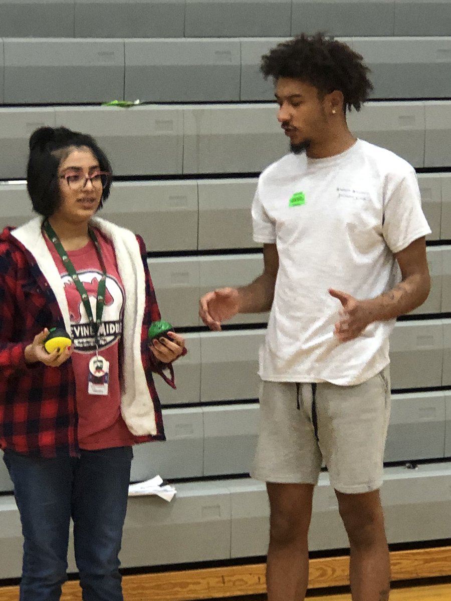 christinaking41's tweet photo. #Bridgesbulldogs teaching ponies to juggle at HeroCon @LHopkinsGCISD @l_koehler @DoctorLL44 @GrapevineMiddle https://t.co/m0t1DCmyYS