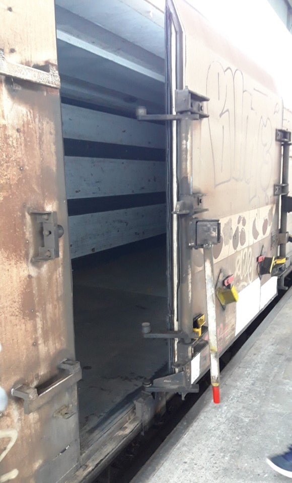 LePerpiRungis's tweet photo. « Le train Perpignan-Rungis repartira le 1er novembre » @Elisabeth_Borne, 17 juillet 2019. 
Aujourd’hui voilà la réalité, un train à l’arrêt, des wagons vides et des quais de chargement fermés. 
Honte à ce gouvernement qui ment autant qu’il expédie de CO2 dans l’atmosphère ! https://t.co/pQCG9MebDM